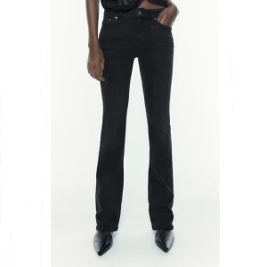 Zara Low Waist jeans - Zara the Low rise slim bootcut jeans. Helt nya och slutsålda. Säljer då det var lite förkorta på mig som är 176. Superfina jeans verkligen. Stretchiga! Innerbenslängden är 80cm. Midjemått 70cm men de är stretchiga så passar någon minst till 75cm eller mer
