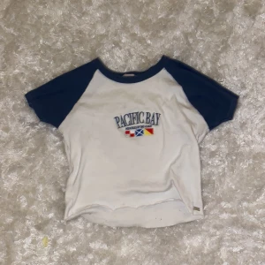 pacific republic t shirt - super gullig t shirt från pull&bear. storlek M men går att ha om du har S  skriv till mig om du vill se hur den ser ut på! tvättas såklart innan jag skickar den.