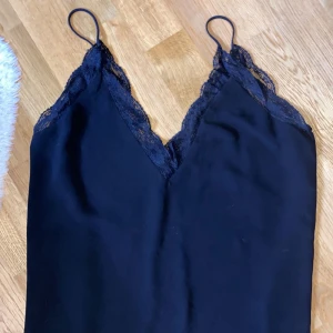 Zara spetslinne - Linne med fint spets från Zara. Storke S. Fint skick! 