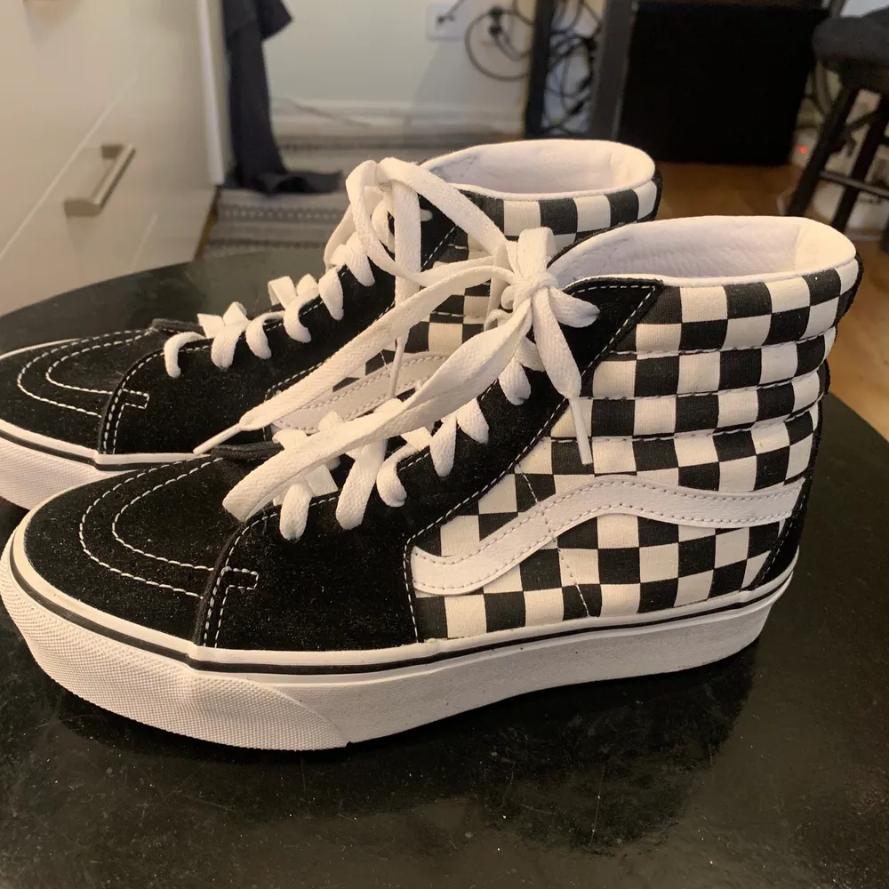 Höga Vans med schackrutigt mönster som är använda 1 gång och har inget trasigt, alltså ett mycket bra skick. Köptes för 1.100kr och säljes för 800kr. Storlek 39. Skor.