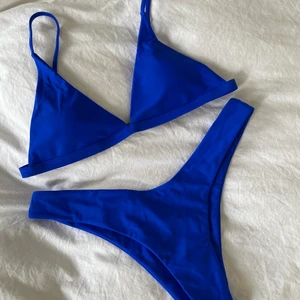 Bli bikini - Säljer denna fina blå bikini så den inte passar i överdelen. Bara testad! Trosskyddet sitter kvar. Bikinin sitter som en storlek M men är dock lite liten i bysten. Bikinin har ett knäppe i ryggen och justerbara band. Den finns inlägg i överdelen som man kan ta ut. Skriv för fler bilder. Köparen står för frakten❤️‍🔥💗💘