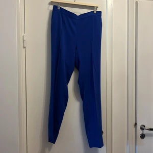 Slacks InWear stl. 38 - Dressade slacks. Pressveck, två fickor fram, fake fickor bak, liten slits vid benslut. 