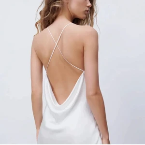 Zara klänning  - Säljer denna vackra sommarklänning då jag känner att den inte kommer komma till användning. Den är helt klart i nyskick, har använt den max 3ggr. Säljer för 350 inklusive frakt💞