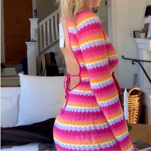 Stickad klänning slutsåld  - Hej säljer denna super populära och trendiga Tiktik stickade/virkade klänning i XS med prislappen kvar!!!, Den är vääldigt stretchig som ni kanske sett på folks bilder, den passar S också absolut 💓 Slutsåld överallt, superfin