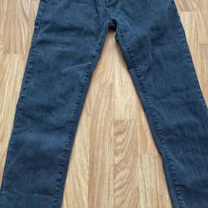 Oanvända svarta jeans inköpta på Ullared för 199 men säljes för 30 därav att det är avklippa i benen för att bli korta. Köpta på pojkavdelningen men passar tjejer lika bra.  Kom privat för mer information 