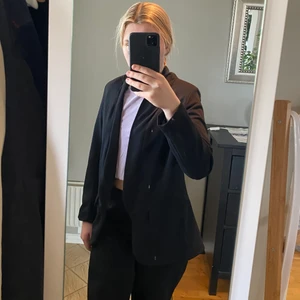 Svart blazer, strl 36 - Svart blazer från boohoo i storlek 36, med fickor. Säljer på grund av kommer inte till användning. 🖤🖤