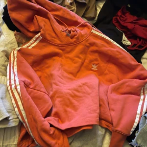 Adidas tröja - Strl M, fin men använt skick. Säljes billigt pga platsbrist ✨