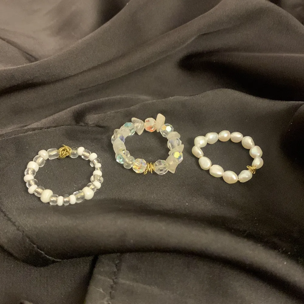 Tre ringar i färgen pärlemor, passar till allting och bara dessa ringarna gör pricken över i:et på din outfit.🤍. Accessoarer.