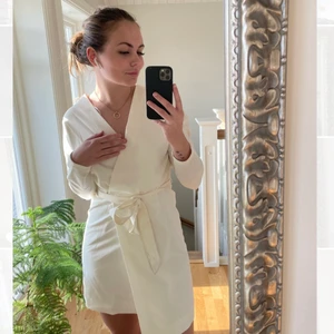 Fin vit klänning - Super fin vit klänning från Gina Tricot, perfekt till studenten. Jag är 177cm lång, så den är ändå lång i armarna. Lite smutsig på bandet, använd en gång bara. Storlek 34 men passar även mig som är storlek 36.