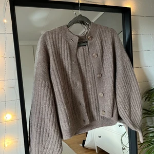 Stickad kofta  - Aldrig använd stickad kofta från bikbok i alpacka ull. Storlek XS men passar även s och m då den är oversized