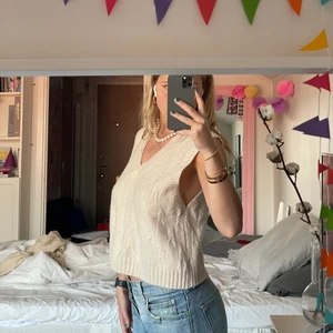 Väst - Snygg väst från SHEIN i beige färg ✨onesize✨ jag brukar ha S/M i toppar ☺️