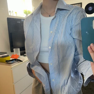 Somrig skjorta  - Superfin somrig skjorta som är nästan helt oanvänd 💞