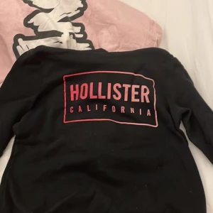 Hollister hoddie S  - Jag säljer hollister hoddie och den använd 1 gång. Den är superfint sick. Och den inte använd. Kommer inte till användning så väljer att sälja den. Storlek S. Frakt står köper för själv. Säljer för 100 kr plus frakt 
