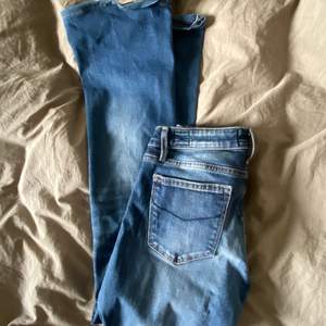 Säljer nu dessa ass snygga lågmidjade crocker jeans! Jeansen är mörkblåa och blir lite ljusare i benen<33 jag ÄLSKAR dessa jeans men säljer eftersom dem har blivit för små. Jag är cirka 165 cm och dem är lite lite korta på mig. Skriv till mig privat för fler bilder eller andra frågor!! 