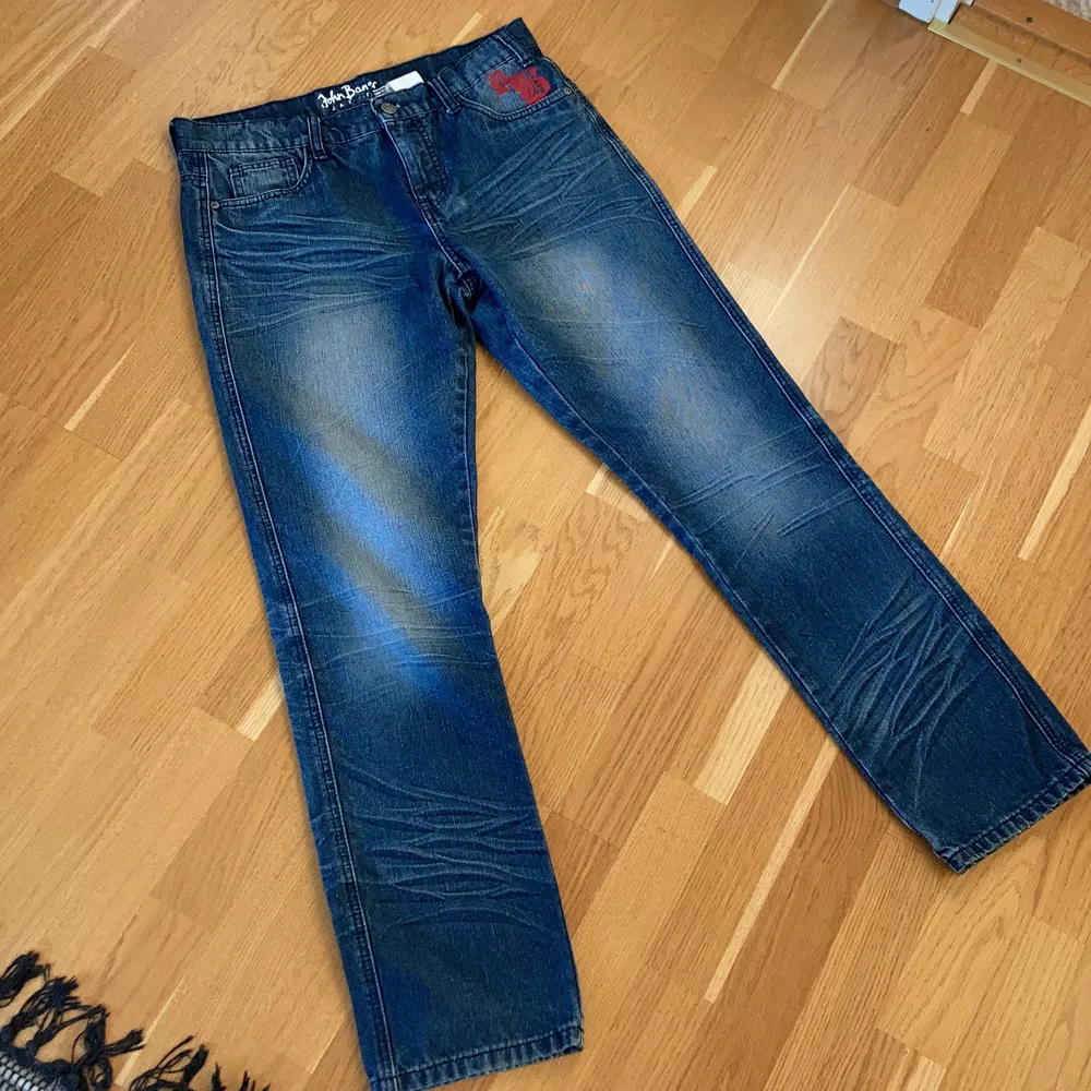 asfeta jeans med tryck på benet och fickan, står storlek 170/15 år men passar typ xs-s. lite för långa på mig som är 157, funkar för 160+. vid köp av 2 eller fler par jeans får du rabatt. möter upp i stockholm, annars står köparen för frakten <3. Jeans & Byxor.