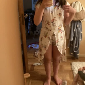 Fin klänning med shorts. - Fin klänning med shorts storlek 8-9 år.