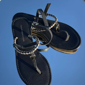 Tommy Hilfiger-skor - Så fina sandaler från Tommy Hilfiger. Aldrig använda då de var för stora för mig. Storlek 36-37