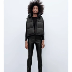 Dunväst - Oanvänd dunväst från Zara. Beställde i XL för att jag ville ha den oversized men den är kort/ normal på mig som är 170cm lång.