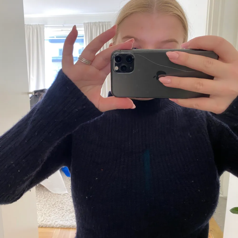 Superfin marinblå stickad tröja med lite högre hals. Passar storlek 34-36😊. Stickat.