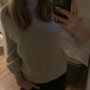 Stickad tröja  - Super fin ribbstickad tröja ifrån Filippa K. Den är i storlek L men passar mig super som har S i vanliga fall. Super mjukt material!! Pris kan diskuteras 