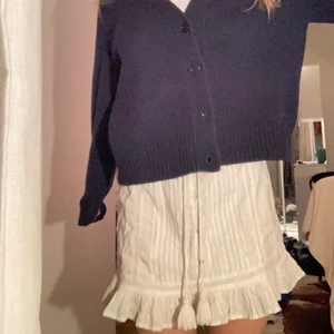 Vit sommarkjol - Såå söt vit kjol från Urban outfitters som passar till allt, stickat och små toppar. Ett snöre i midjan som kan justera storleken. Väldigt fina detaljer. Säljer för att jag har för många kjolar. Gratis frakt.