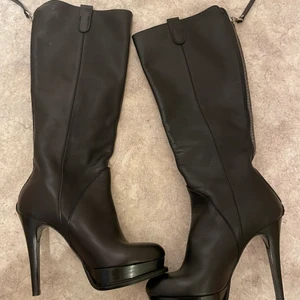Italienska läder stövletter storlek 35  - Italienska läder stövletter i nyskick. Storlek 35, äkta läder. Dragkedja baktill. 