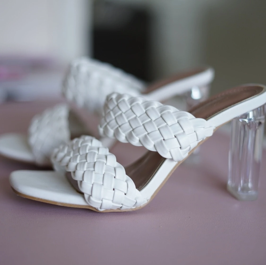 Vita flätade klackskor