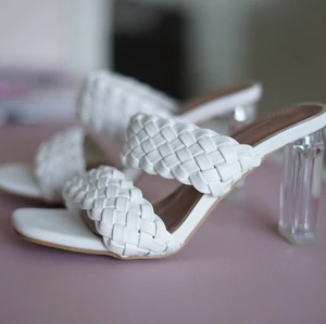 Vita flätade klackskor - Klackhöjd: ca 8,5 cm. Färg: vita. Klackar: hård plast. Använda: endast 1 gång. Superfräscha och fina. Inga fel eller fläckar. Som nya.