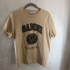 Ganni tshirt - Finaste tshirten från Ganni 🧸 passar så bra nu till sommar och våren!! Storleken är S 💓💓 slutsåld överallt, går inte att få tag på längre! 