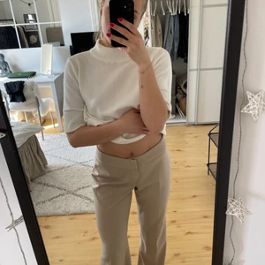 Kostymbyxor - Beigea kostymbyxor från Gina tricot som är i väldigt fint skick💕