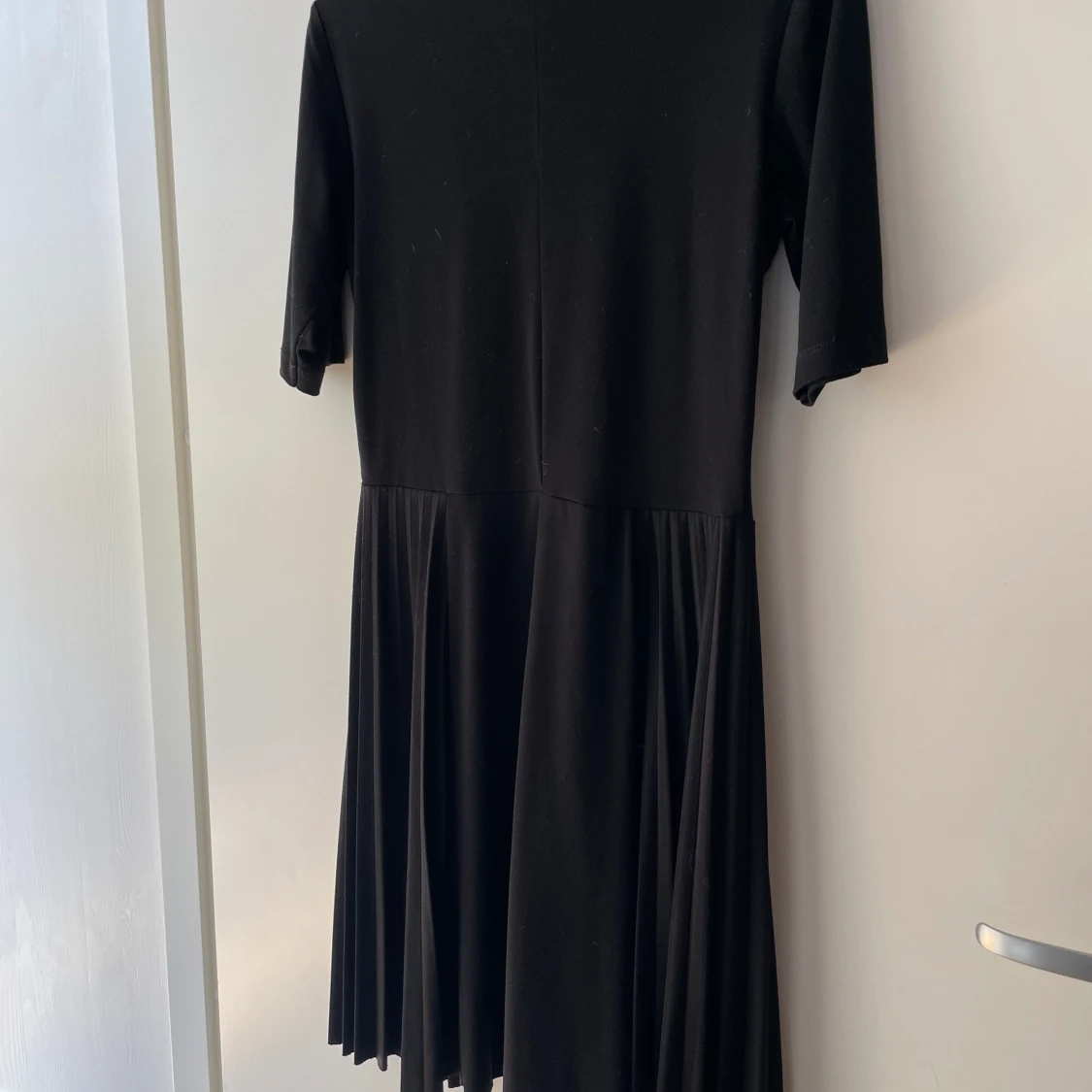Svart klänning med plisserad detalj - 90