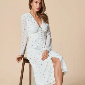 Adoore Paris dress - Den slutsålda Paris dress i vit från Adoore! Använd vid ett tillfälle (nyskick). Storlelen är 36. Så fin nu till studenttiderna eller till midsommar firandet 😍😍