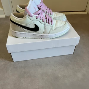 Air Jordan 1 low, barely green - Säljer mina snygga Jordans eftersom de kommer inte till användning. Använt endast 3 gånger men sparsamt. Storlek 37,5 eller 6,5. Tar emot endast swishbetalningar. Köparen står för frakten😊