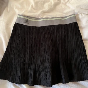 Helt ny padel / träningskjol strl M/S - Helt ny padelkjol / träningskjol. Strl M, från adidas, passar även S. Inbyggda träningsshorts i! Frakt 52💕