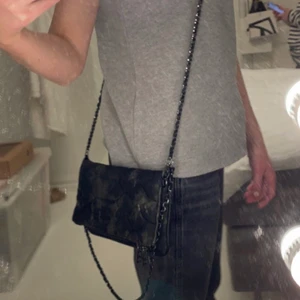 Zadig Voltaire väska - En Zadig Voltaire Väska i färgen Rebel, väldigt sparsamt använd utan några defekter förutom dragkedjan som är lite rostig i färgen, inget man tänker på.💓💓Du får även med dig dustbagen, Köptes för 3200kr och har då bildbevis på det💗