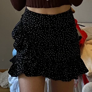 Prickig kjol - Säljer denna supersöta kjol från shein då den inte längre kommer till användning. Frakt tillkommer