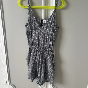 Playsuit  - Superskön, liknar en kortare klänning. 