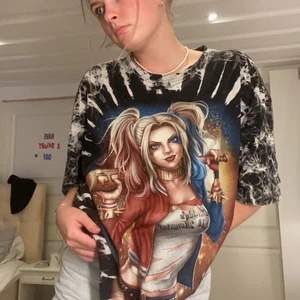 Stor T-Shirt - En harlee Quien T-Shirt från jag aldrig använt. Super stor och mysig. Använt kanske 1-2 gånger som mest