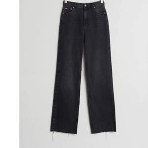 Säljer mina svart  idun tall straight jeans. Storlek 38 org.priset 599 säljer för 150. Frakt står köparen av, återkommer med exakta fraktpriset vid frakning✨