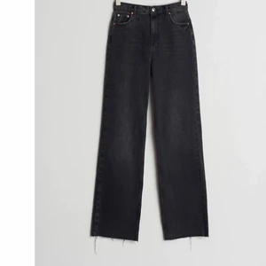 Jeans - Gina tricot - Säljer mina svart  idun tall straight jeans. Storlek 38 org.priset 599 säljer för 150. Frakt står köparen av, återkommer med exakta fraktpriset vid frakning✨