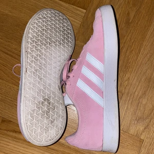 Adidas sneakers - Adidas sneakers, använda max 5 gånger. Köpta för ca 800kr.