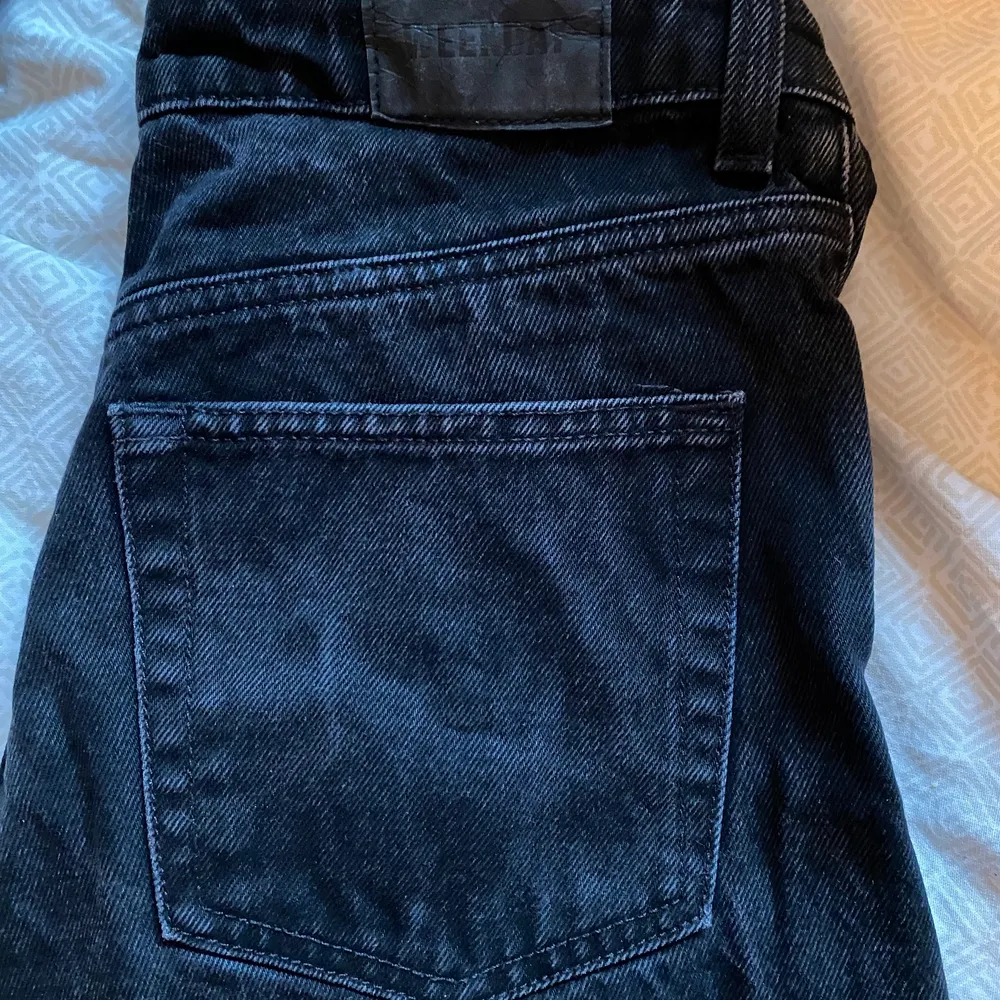 Jeans från weekday i modellen row färgen echo black 🖤 sjukt snygga! Använda sparsamt ❣️. Jeans & Byxor.