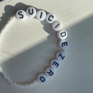 Suicide zero armband - Suicide zero armband! Alla pengar går till suicide zero för att minska självmorden i Sverige! Säljer för 50kr men önskar du att skänka mer så går det bra!🤍 Skriv gärna i kommentarerna om ni har förslag på annan organisation eller problem som ni vill att jag ska försöka samla in pengar till❤️🙏🏽
