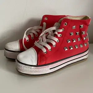 Röda snygga converse-liknande skor med nitar! Lite slitningar där fram, ses på bild 2☺️ annars i bra skick! Storlek 37