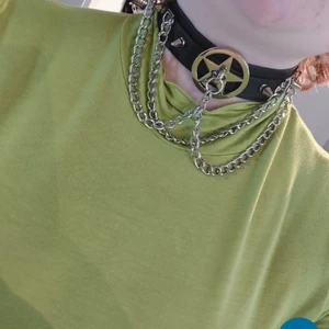 Killstar choker - Superfin choker från killstar!!! Aldrig använd då den inte riktigt passar min stil,tyvärr:( 31cm vid innersta läget och 35cm vid yttersta. Kedjor och nitar. Finns inte att få tag på längre! 280kr, FRI FRAKT!