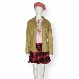 Fejkskinnjacka  - Cool jacka i ljus beige färg, fint skick. Från Brooker, storlek 38. Inte äkta läder, 100% polyester. På sista bilden syns fläckar.   Mått: Axel till axel 41cm, Ärmlängd 62cm, armhåla till armhåla 50cm & längd 64cm.  