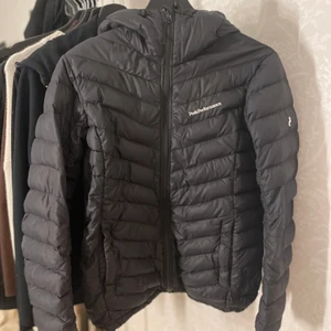 Peak Performance Jacka - Säljer min Peak jacka i Dam modell med namn Frost Down Hood, fint begagnat skick, ändå är väll att Peak loggan på dragkedjan har lossnat (se bild 2) Stl M