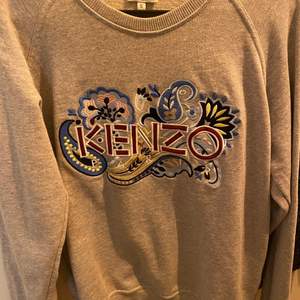 Säljer denna superfina tröja från Kenzo i stolek S.  Säljer då jag dessvärre inte använder den längre.  Är knappt använd och därav som ny.