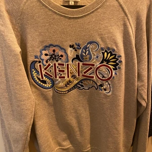 KENZO TRÖJA 🦁 - Säljer denna superfina tröja från Kenzo i stolek S.  Säljer då jag dessvärre inte använder den längre.  Är knappt använd och därav som ny.