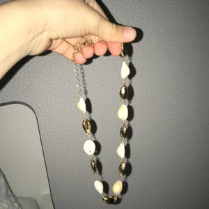 Ett fint halsband - Säljer ett jätte fint snäck halsband . Fint nu till sommaren oxå. Säljer det eftersom jag aldrig använder såna halsband <3 original pris :59kr